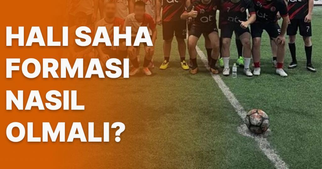 Halı saha forması giyen amatör futbol takımı, yapay çim sahada maç temposuna uygun futbol formalarıyla oyun oynarken