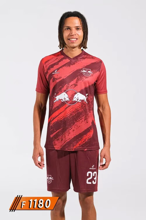 Futbol forması ön görünüm, bordo ve kırmızı desenli RB Leipzig RasenBallsport Leipzig futbol forması. İsim ve numara baskısına uygun yapı. Takıma özel futbol forması tasarlama ve yaptırma için F1180 model