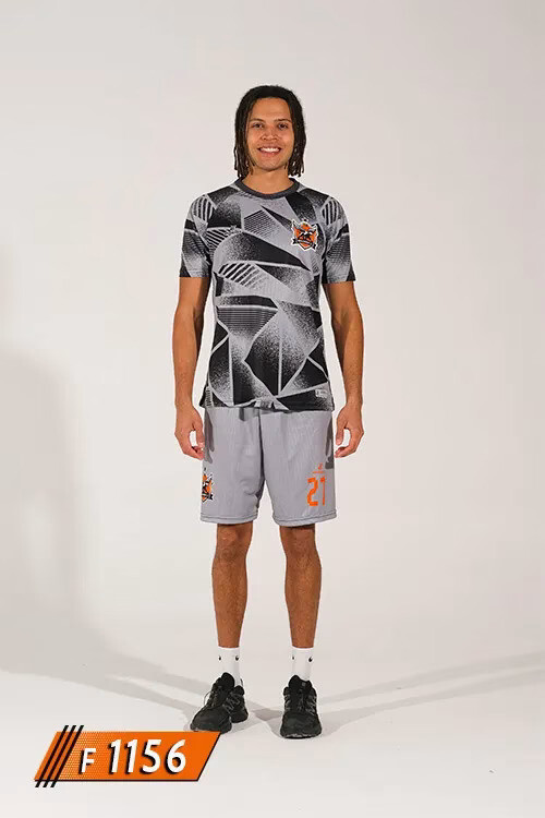 Gri ve siyah geometrik desenli futbol forması ve şort setinin ön görünümü. Nova Iguaçu FC logosu taşıyan, isim ve numara baskısına uygun, takım bütünlüğünü yansıtan, takıma özel futbol forması tasarlama ve yaptırma için F1156 modeli.