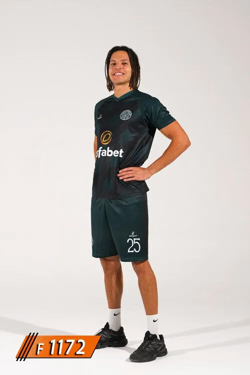 Futbol forması ön görünüm, koyu yeşil tonlarda desenli Celtic Football Club tasarımı, kısa kollu maç forması, göğüs alanı isim ve numara baskısına uygun, takıma özel futbol forması