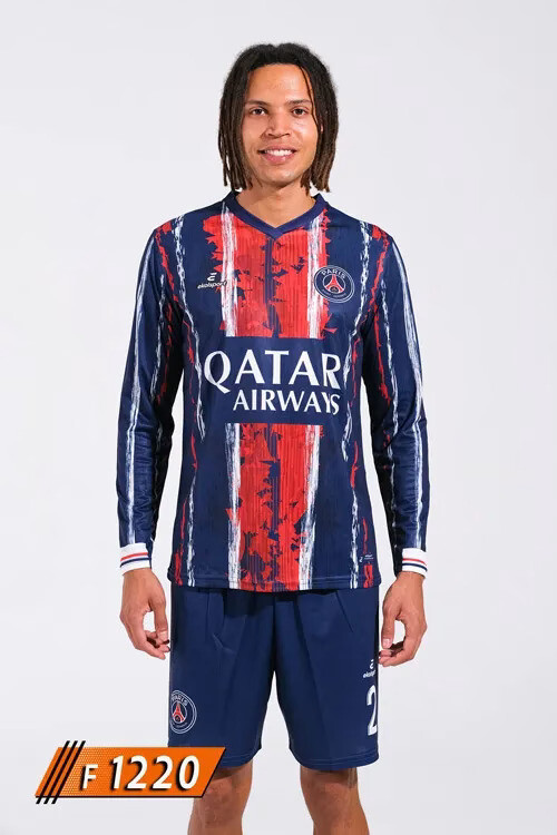Futbol forması ön görünüm, lacivert zemin üzerine kırmızı ve beyaz dikey şerit detaylı PSG Paris Saint-Germain uzun kollu futbol forması. İsim ve numara baskısına uygun yapı. Takıma özel uzun kollu futbol forması tasarlama ve yaptırma için F1220 model.