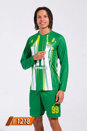 Futbol forması ön görünüm, yeşil zemin üzerine beyaz ve sarı çizgi detaylı Real Betis uzun kollu futbol forması. İsim ve numara baskısına uygun yapı. Takıma özel uzun kollu futbol forması tasarlama ve yaptırma için F1218 model.