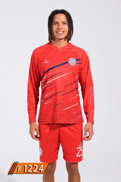 Futbol forması ön görünüm, kırmızı zemin üzerine lacivert ve beyaz çizgi detaylı Bayern Münih uzun kollu futbol forması. İsim ve numara baskısına uygun yapı. Takıma özel uzun kollu futbol forması tasarlama ve yaptırma için F1224 model.