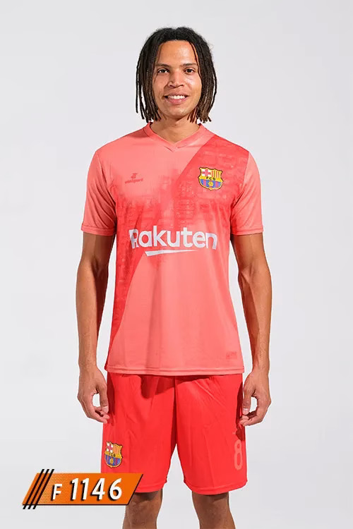 Barcelona mercan kırmızı halı saha forması ön görünüm. Modern tasarım, jarse kumaş ve isim-numara baskısına uygun yapı. Takım için özel halı saha forması yaptırmak isteyenler için F1146 model.