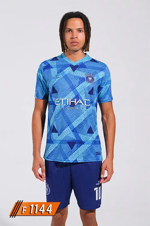 Halı saha forması ön görünüm, mavi geometrik desenli Manchester City halı saha forması. İsim ve numara baskısına uygun yapı. Takıma özel halı saha forması tasarlama ve yaptırma için F1144 model.
