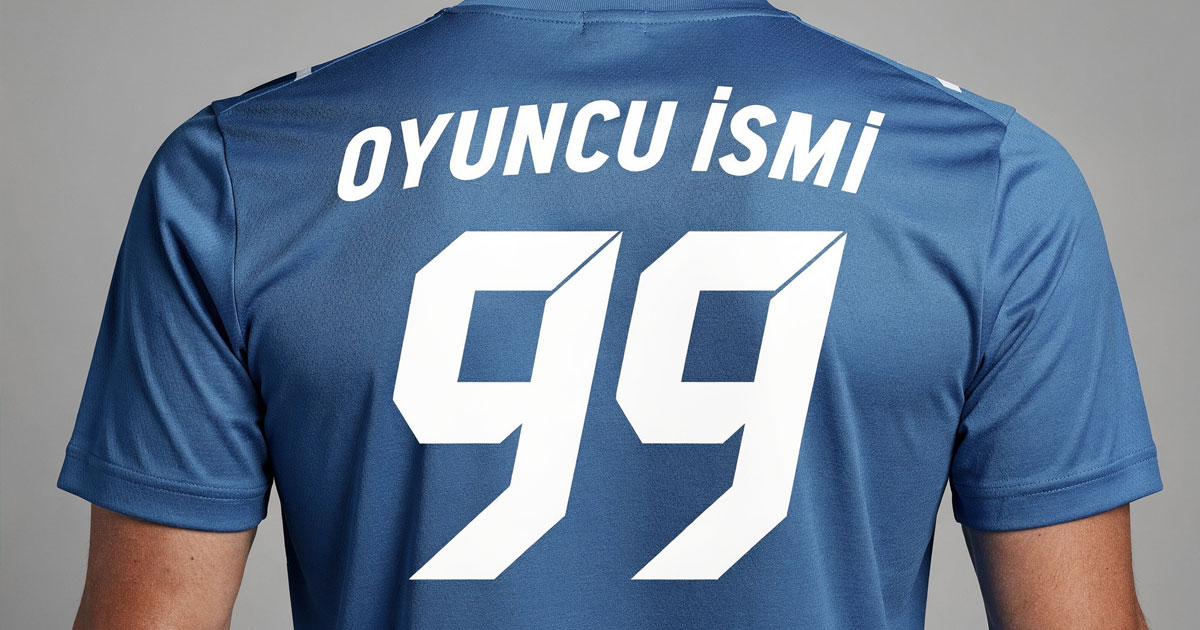 Forma yazı tipi örneği, mavi futbol forması sırtında dinamik keskin kenarlı italik font stiliyle basılmış OYUNCU İSMİ yazısı ve 99 numarası. Agresif ve enerjik hatlara sahip yazı tipi ile forma numara ve isim baskısı.
