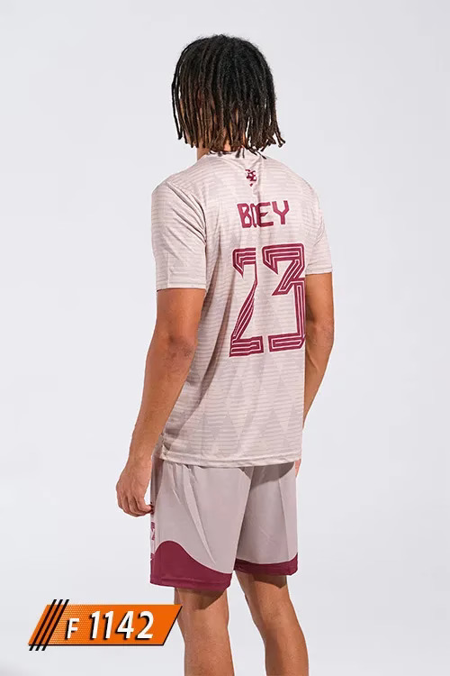 Halı saha forması arka görünüm, bej geometrik desenli Bayern Münih halı saha forması. İsim ve numara baskısına uygun yapı. Takıma özel halı saha forması tasarlama ve yaptırma için F1142 model.