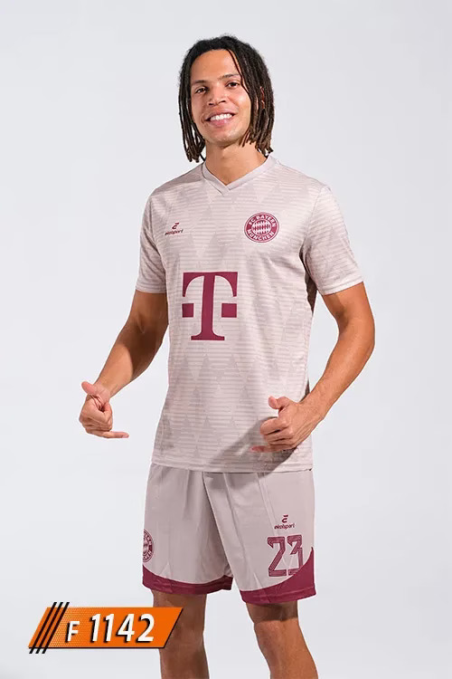 Halı saha forması ön görünüm, bej geometrik desenli Bayern Münih halı saha forması. İsim ve numara baskısına uygun yapı. Takıma özel halı saha forması tasarlama ve yaptırma için F1142 model.