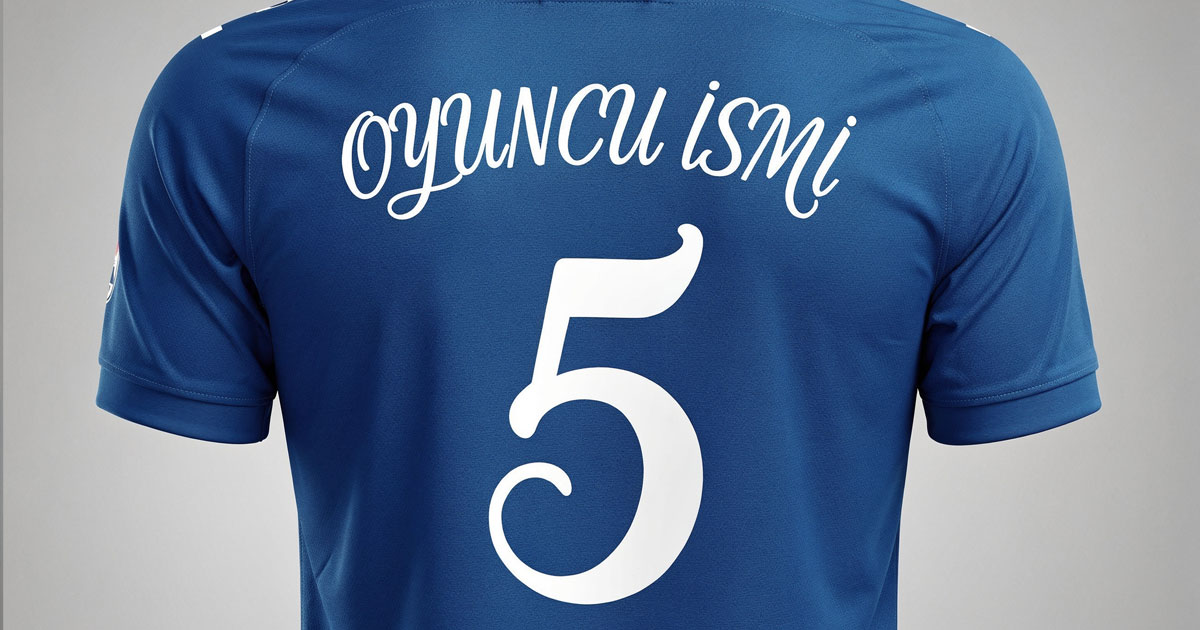 Forma yazı tipi örneği, mavi futbol forması sırtında script el yazısı font stiliyle basılmış OYUNCU İSMİ yazısı ve 5 numarası. Dekoratif görünümüne rağmen uzaktan okunabilirliği düşük olan el yazısı yazı tipi modeli.
