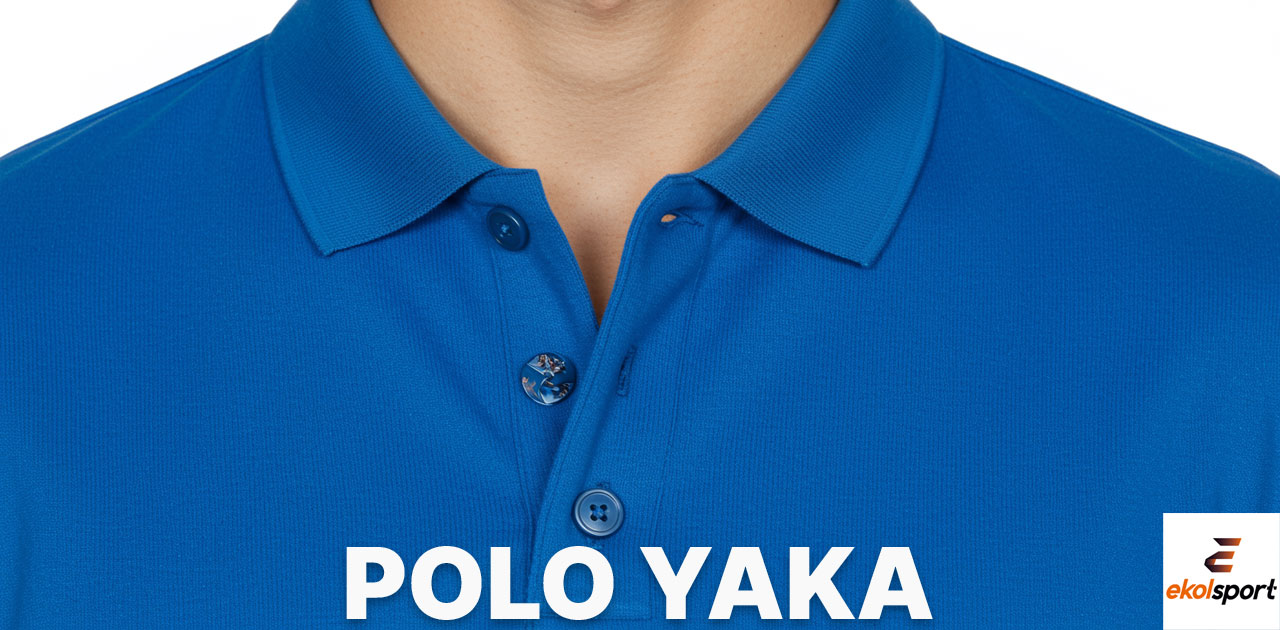 Polo yaka forma detay görseli, düğme detaylı yaka bandına sahip futbol forması. Forma yaka tipleri arasında klasik ve şık görünümüyle öne çıkan polo yaka modeli.