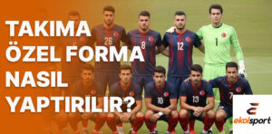 Takıma özel forma yaptıran Türk futbol takımı sahada toplu poz veriyor