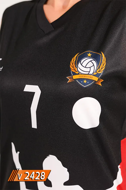 Siyah kırmızı grafik desenli kadın voleybol forması göğüs ve arma detayı V2428