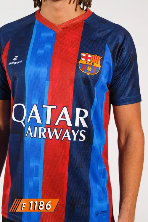 Barcelona Lacivert Kırmızı Dikey Çizgili Halı Saha Forması göğüs ve arma detayı F1186