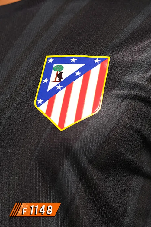 Atletico Madrid Siyah Kırmızı Şimşek Detaylı Halı Saha Forması göğüs ve arma detayı F1148
