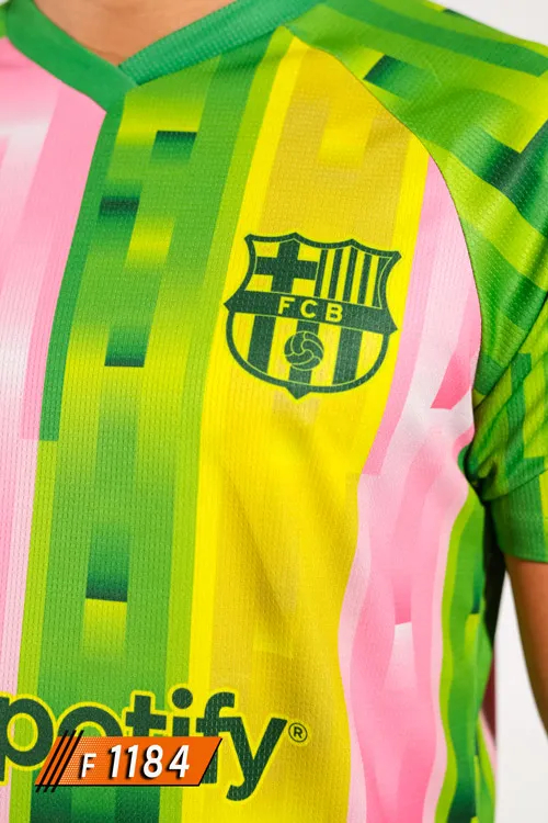 Barcelona Yeşil Sarı Pembe Piksel Desenli Halı Saha Forması göğüs ve arma detayı F1184